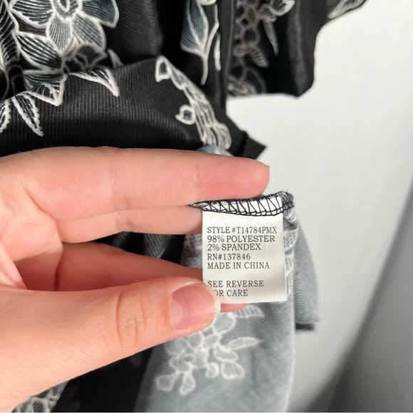 Stem & Vine Black & White Textured Floral Ruffle Sleeve Plus Size Blouse 2X - Picture 4 of 6